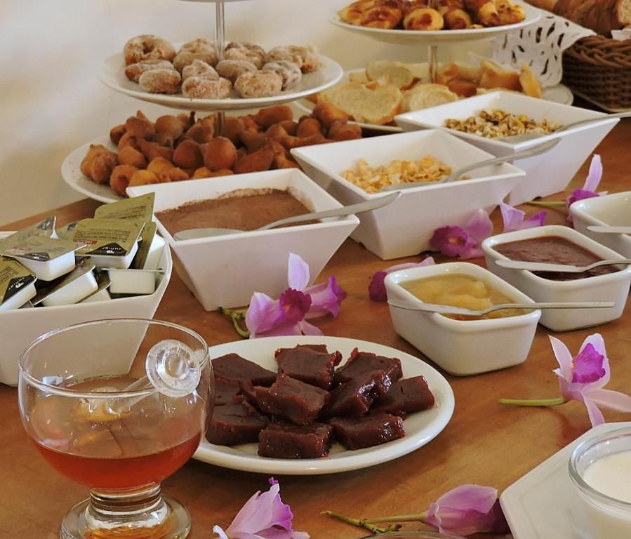 Goiabada, rosquinhas, mel e doces caseiros