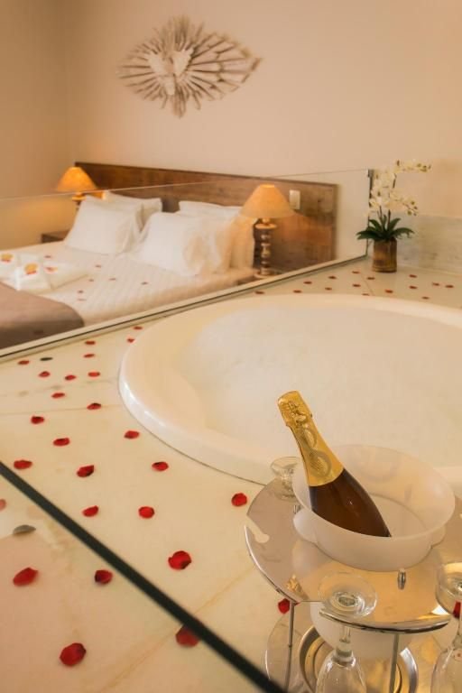 Hidromassagem com espumante e pétalas de rosas